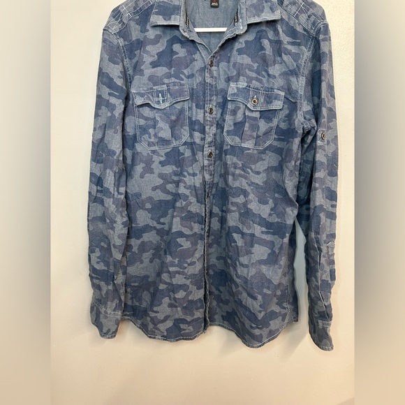 Rock & Republic Men’s Blue Camouflage Button down shirt size Medium - Picture 3 of 14